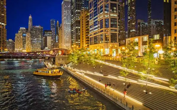 Vista del lungofiume di Chicago di notte