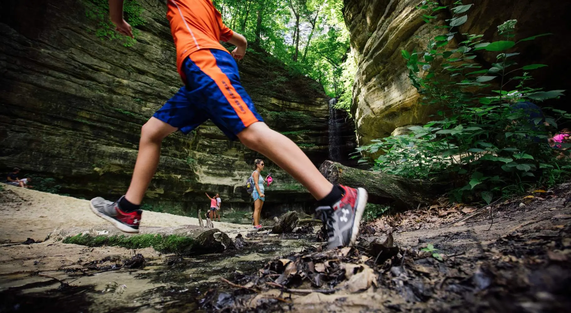 bambini che pagano con i massi ai loro lati 