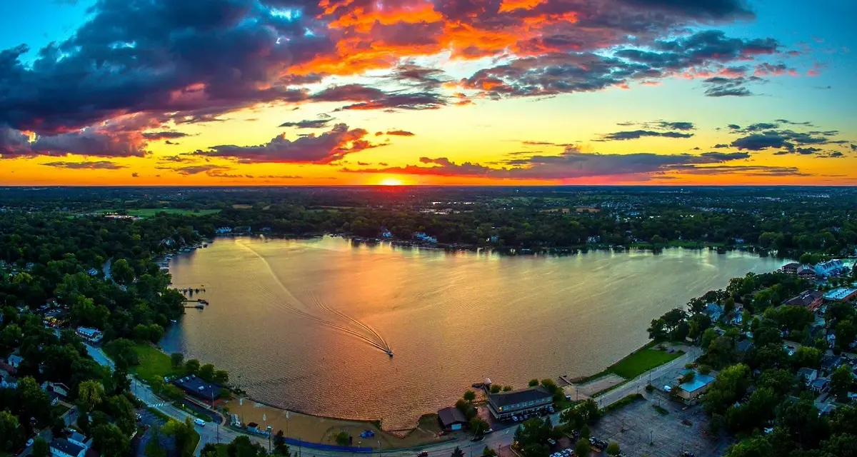 Vista aerea del Lago Diamante al tramonto