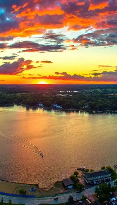 Vista aerea del Lago Diamante al tramonto