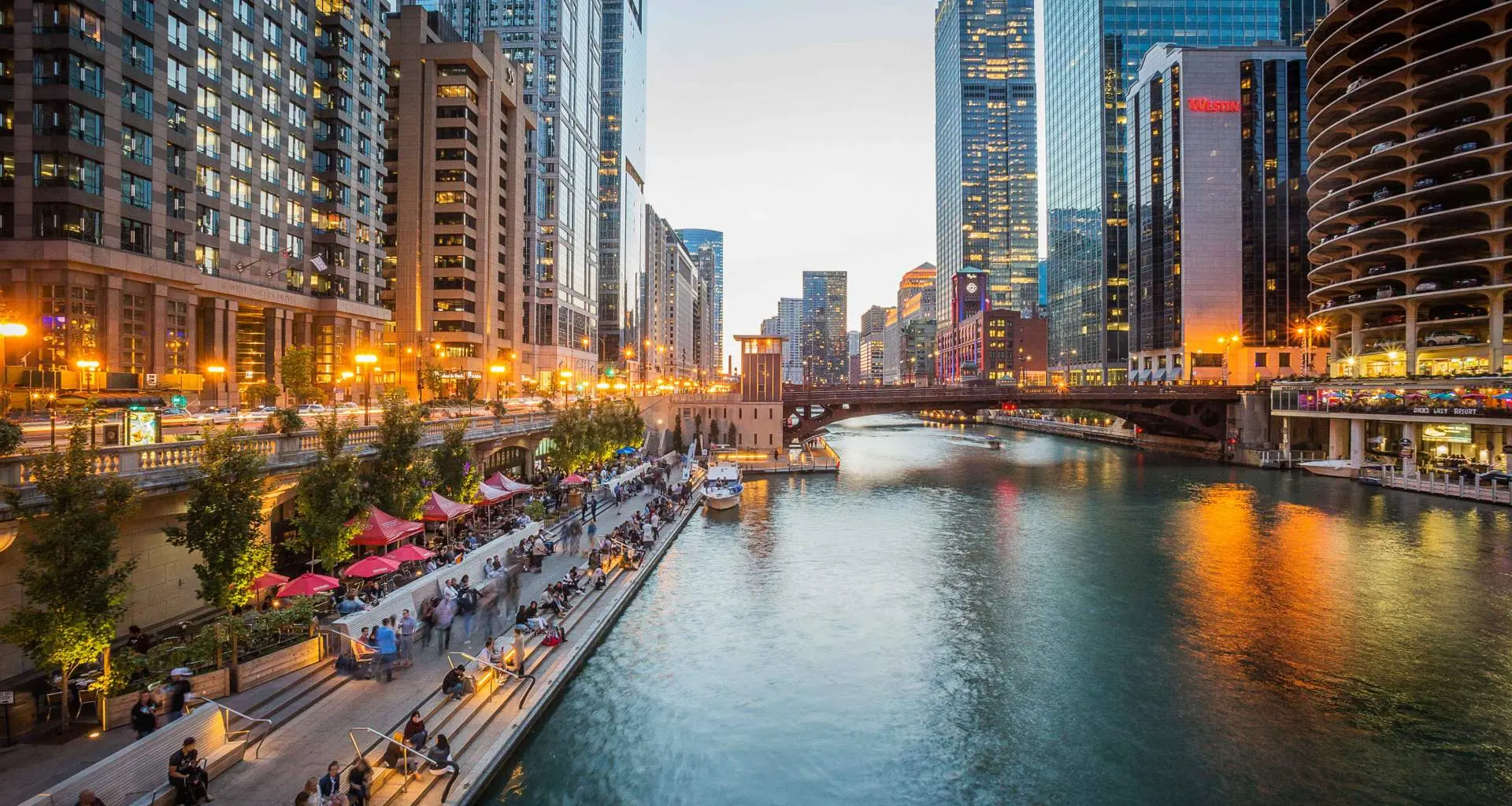 Vista sul fiume di Chicago con i grattacieli