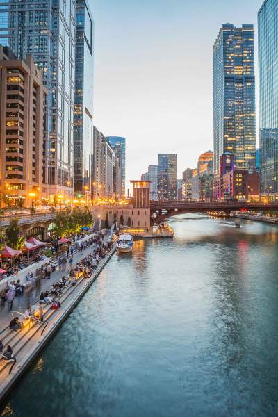 Vista sul fiume di Chicago con i grattacieli