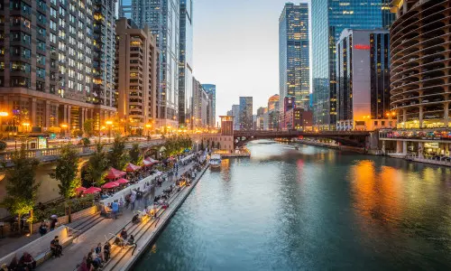 Vista sul fiume di Chicago con i grattacieli