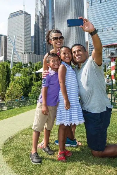 Una famiglia si scatta un selfie al Maggie Daley Park di Chicago.