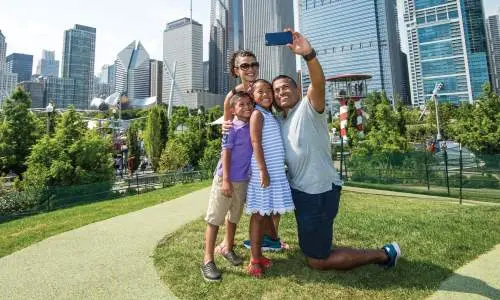 Una famiglia si scatta un selfie al Maggie Daley Park di Chicago.