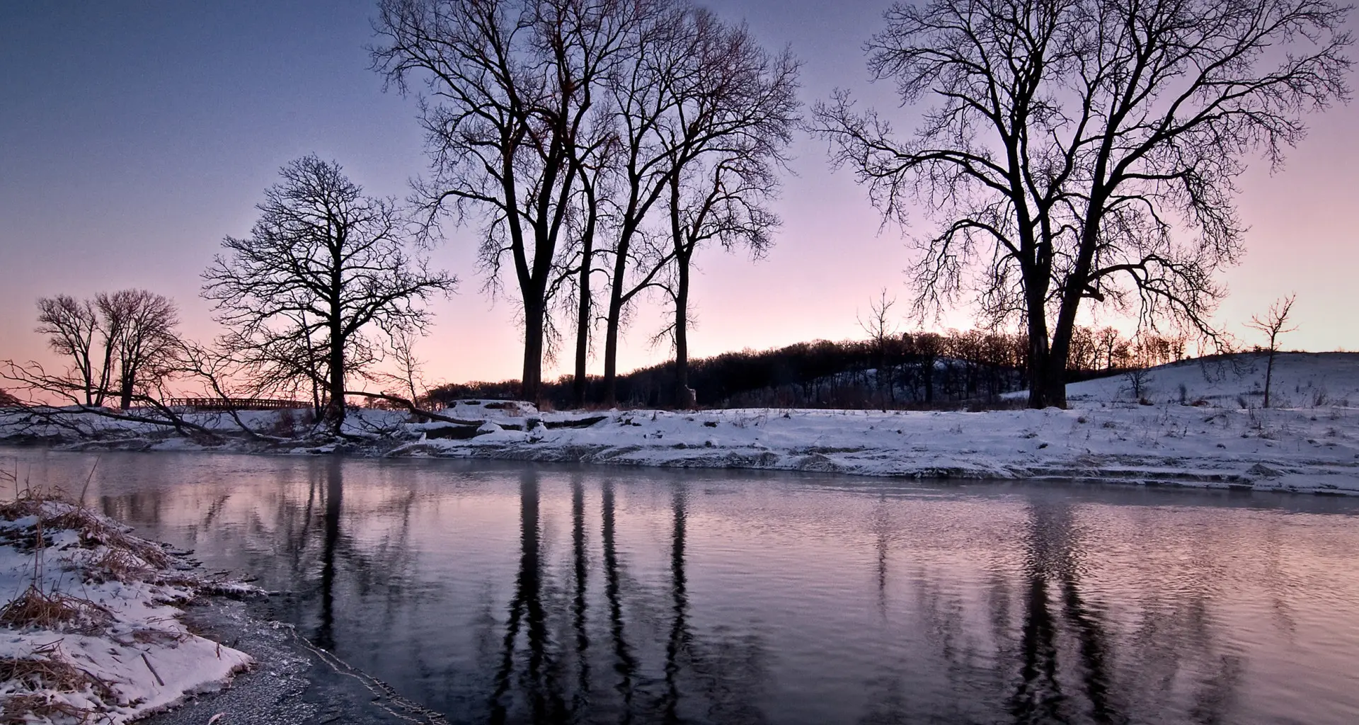 Le rive innevate del Nippersink Creek al tramonto, nel Glacial Park, nella contea di McHenry