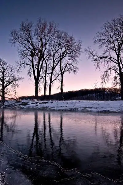 Le rive innevate del Nippersink Creek al tramonto, nel Glacial Park, nella contea di McHenry