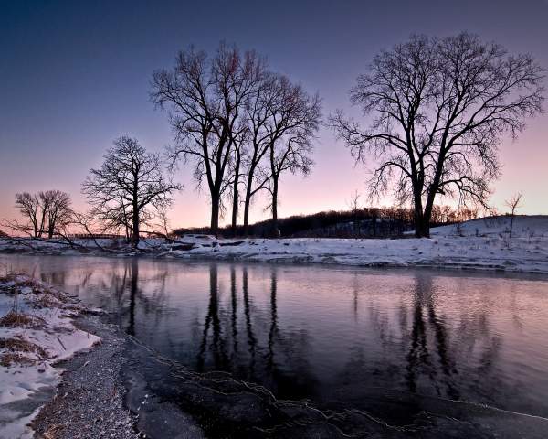 Le rive innevate del Nippersink Creek al tramonto, nel Glacial Park, nella contea di McHenry