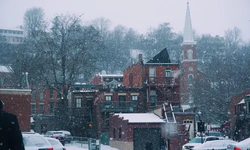Neve che cade sugli edifici
