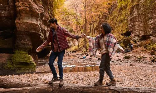 Coppia in escursione nei boschi durante l'autunno.