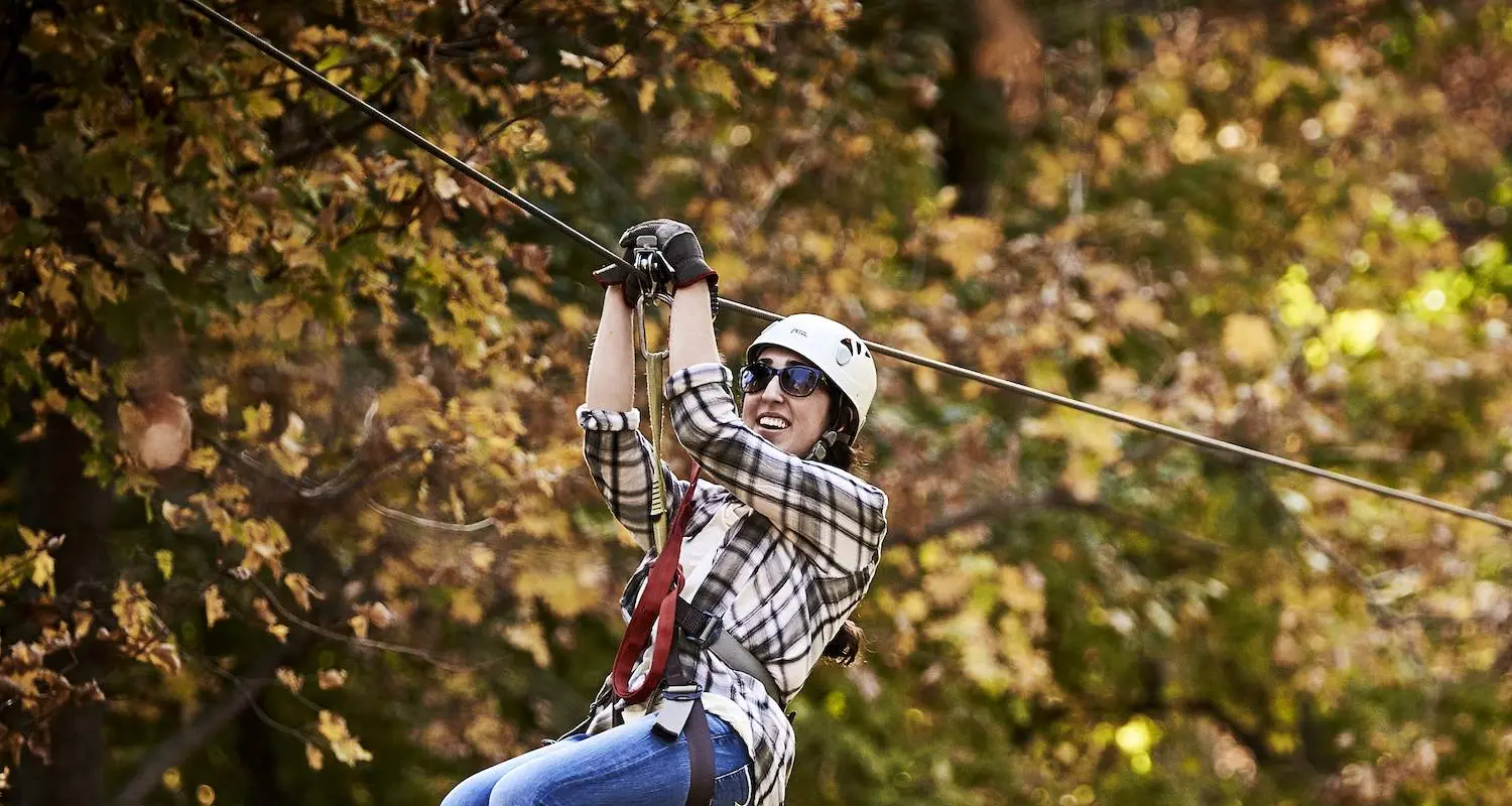 Una donna che percorre una zipline