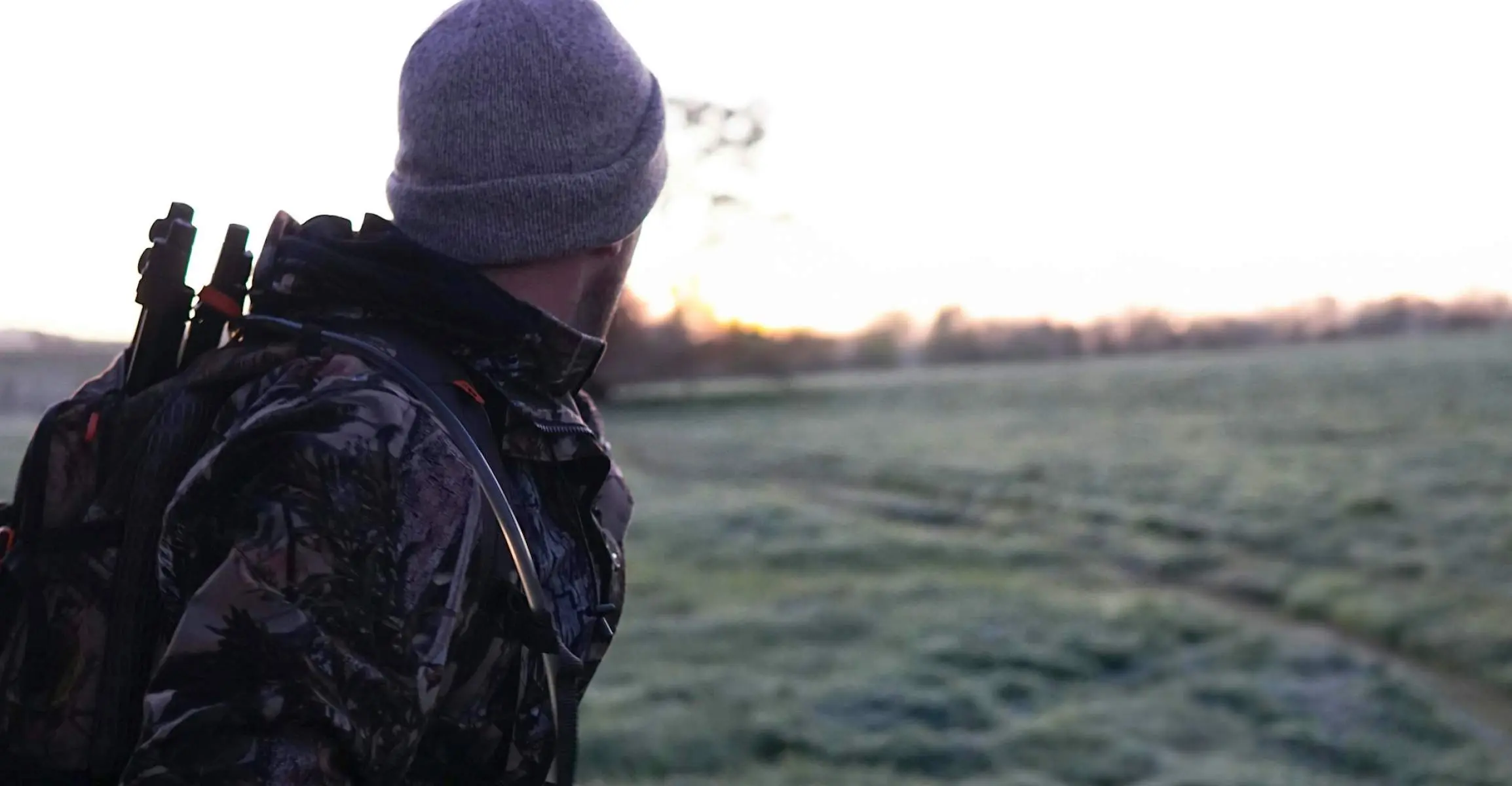 Un cacciatore guarda all'orizzonte