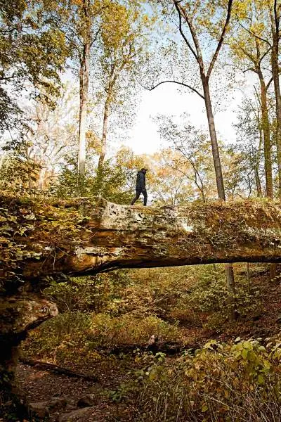 Una persona che cammina lungo il ponte naturale di Pomona nella foresta nazionale di Shawnee