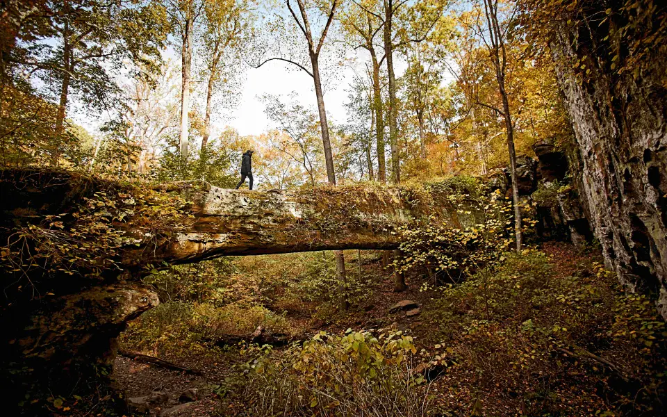 Una persona che cammina lungo il ponte naturale di Pomona nella foresta nazionale di Shawnee