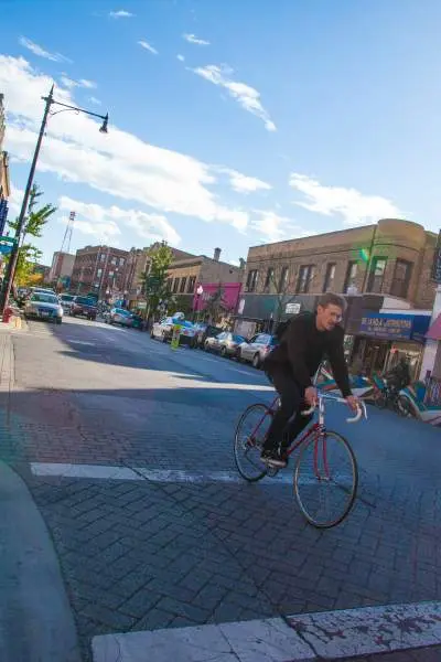 Uomo in bicicletta lungo Clark Street.