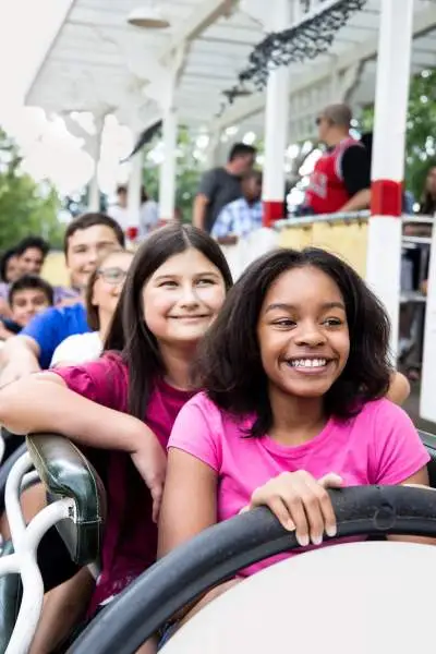 Bambini su una giostra del parco divertimenti Six Flags.