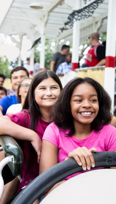 Bambini su una giostra del parco divertimenti Six Flags.