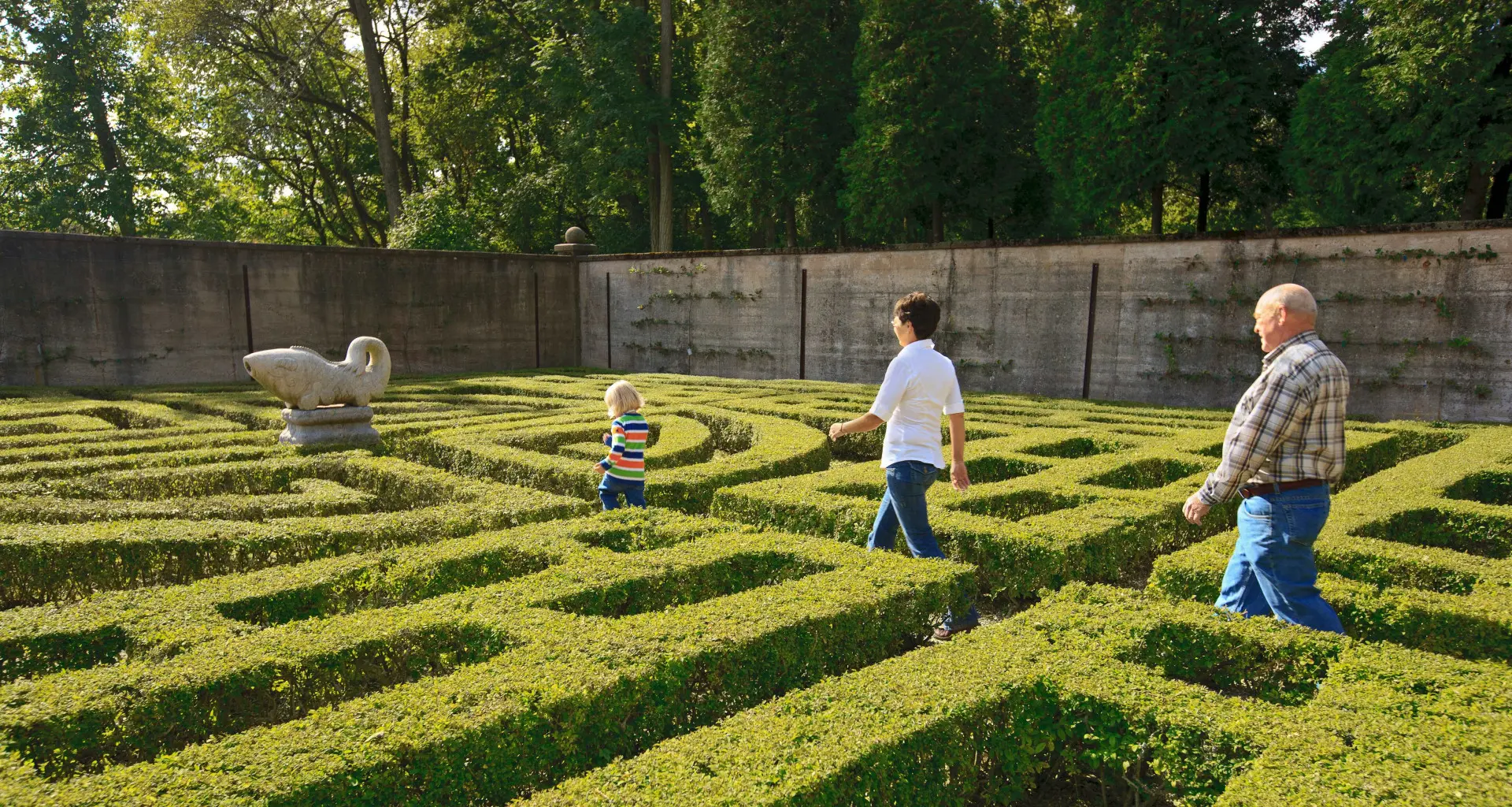Persone che camminano in un giardino labirinto