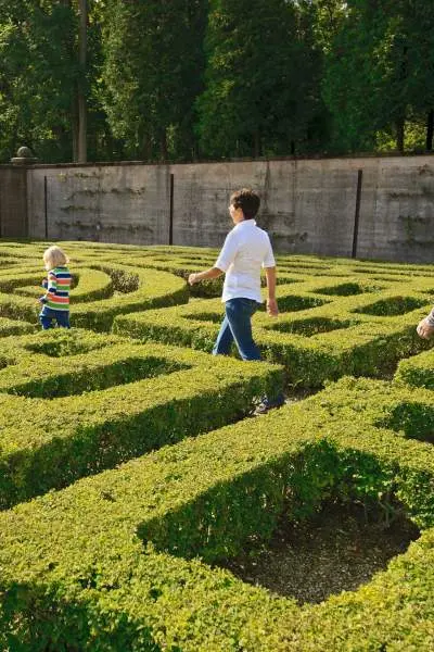 Persone che camminano in un giardino labirinto