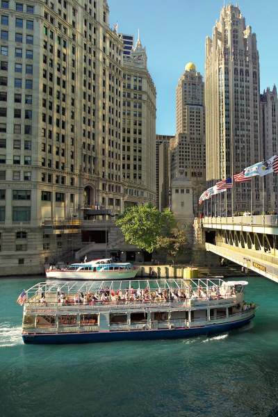 Un battello per il tour dell'architettura fluviale passa sotto un ponte a Chicago