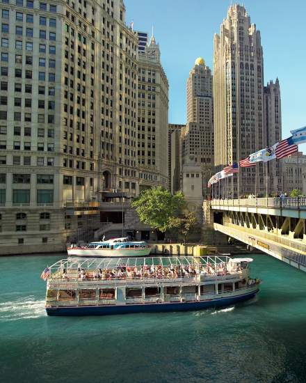 Un battello per il tour dell'architettura passa sotto un ponte a Chicago