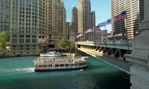 Un battello per il tour dell'architettura passa sotto un ponte a Chicago