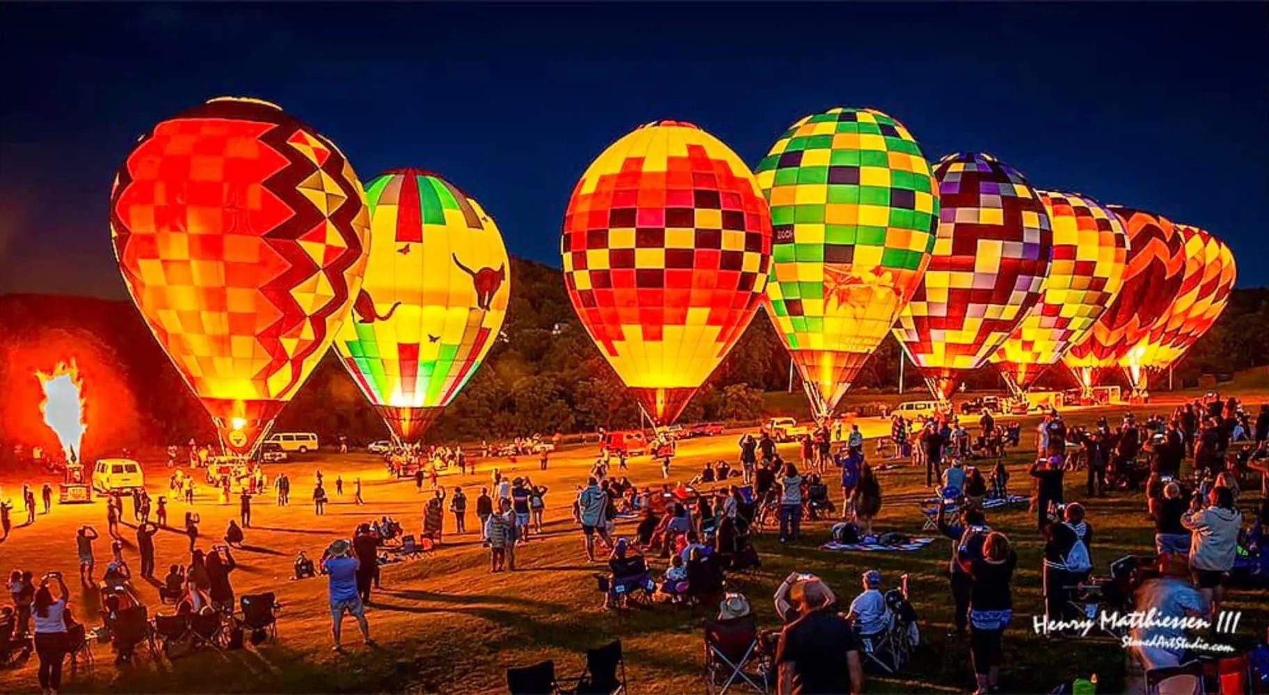 Persone che guardano le mongolfiere