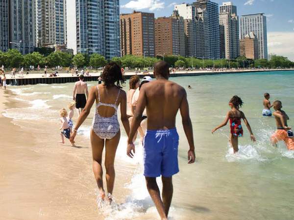 Persone che camminano sulla spiaggia