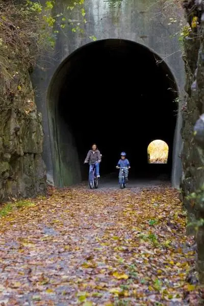 Madre e figlio in bicicletta attraverso un tunnel