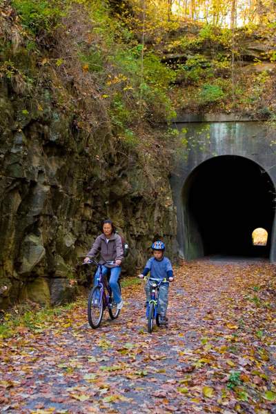 Due persone in bicicletta attraverso un tunnel 