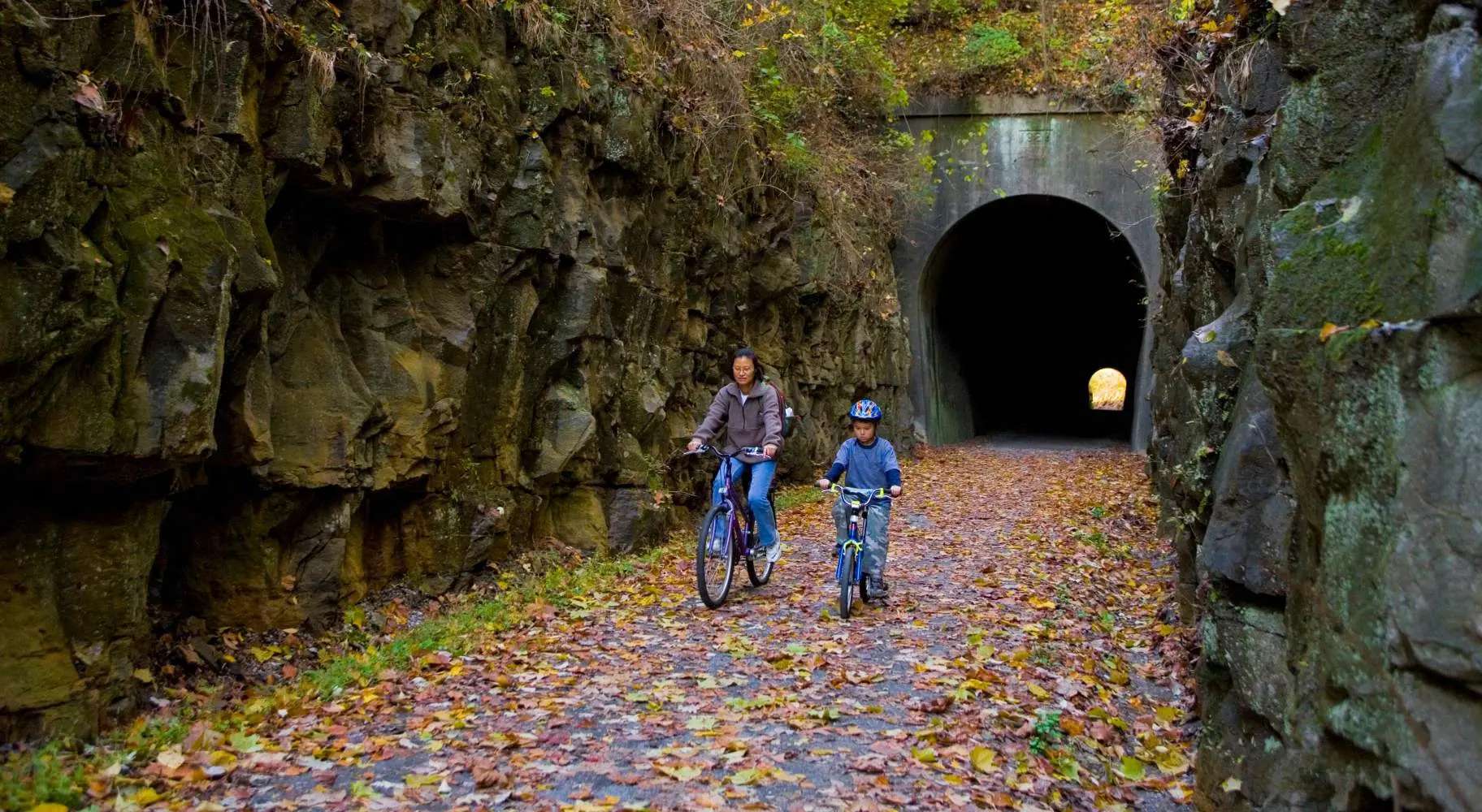 Due persone in bicicletta attraverso un tunnel