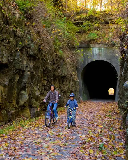 Due persone in bicicletta attraverso un tunnel