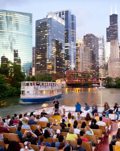 Persone su un battello turistico sul fiume Chicago