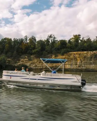 Un battello naviga lungo il fiume Illinois