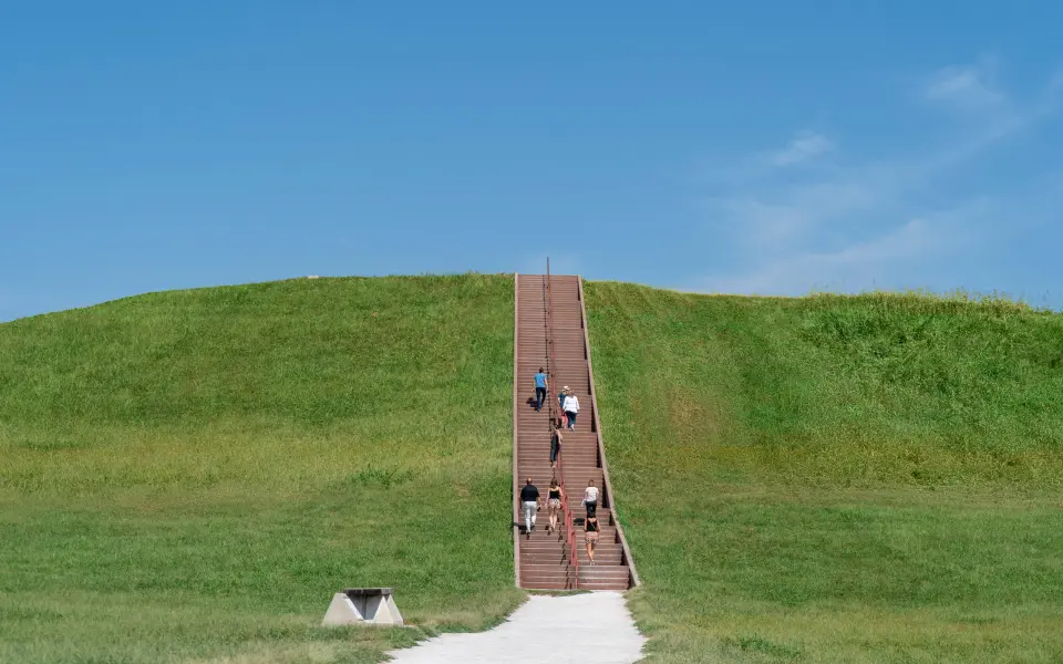 Persone che salgono le scale per raggiungere la cima dei tumuli di Cahokia