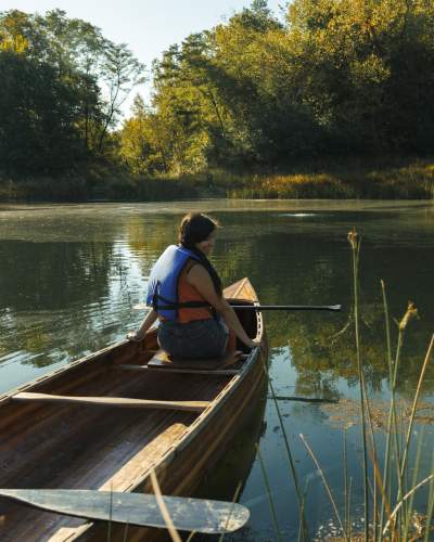 Una persona su una canoa a Camp Aramoni