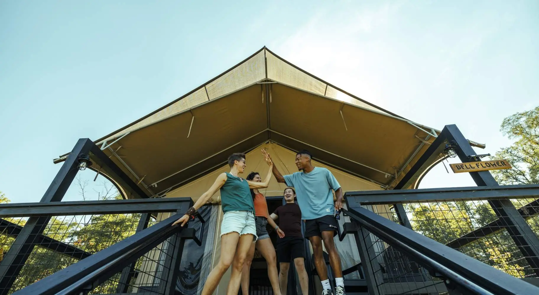 Persone all'esterno di una tenda da glamping al Camp Aramoni