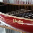Una canoa rossa con il logo Navarro Canoe.