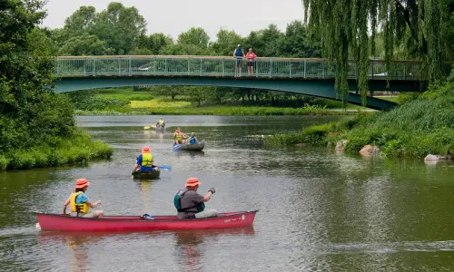 Persone in canoa lungo il fiume 
