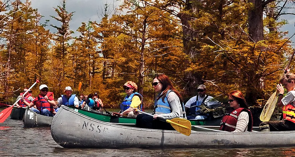 Persone in canoa lungo un fiume