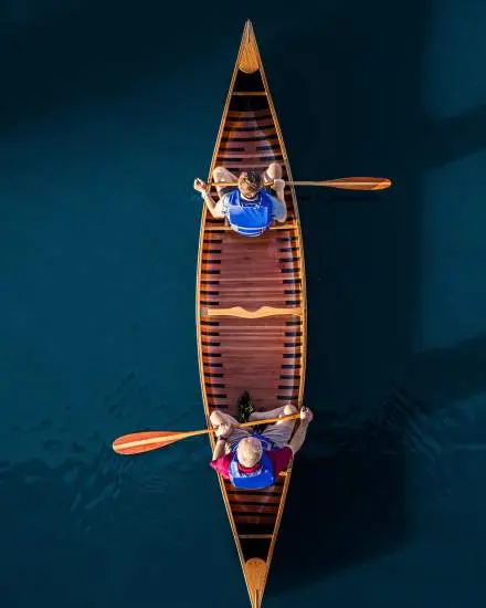 Due persone in canoa