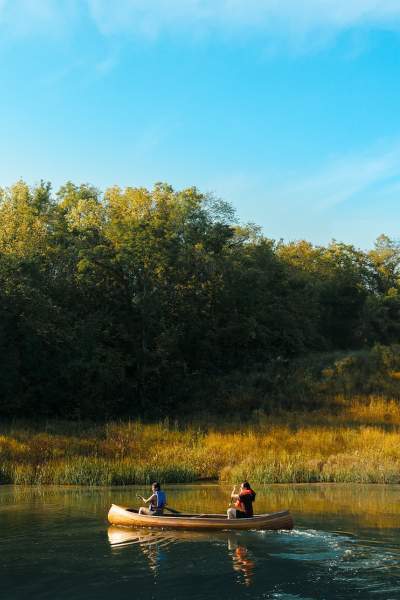 Due persone in canoa su un fiume
