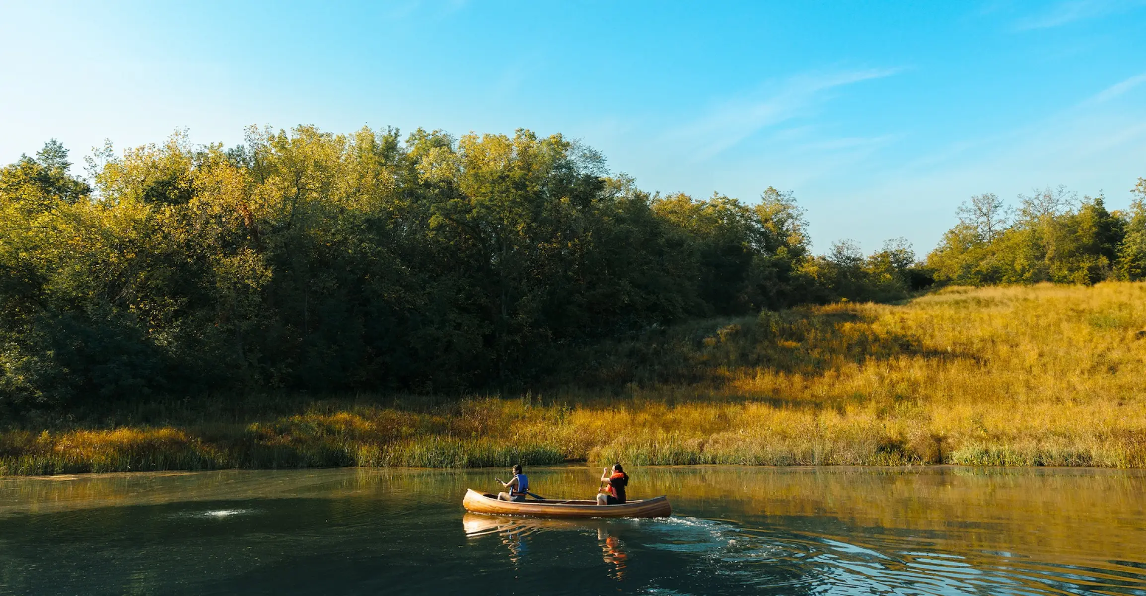 Due persone in canoa su un fiume