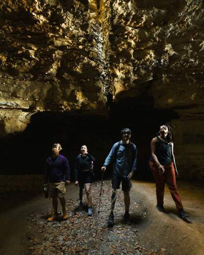 Un gruppo all'interno di una grotta