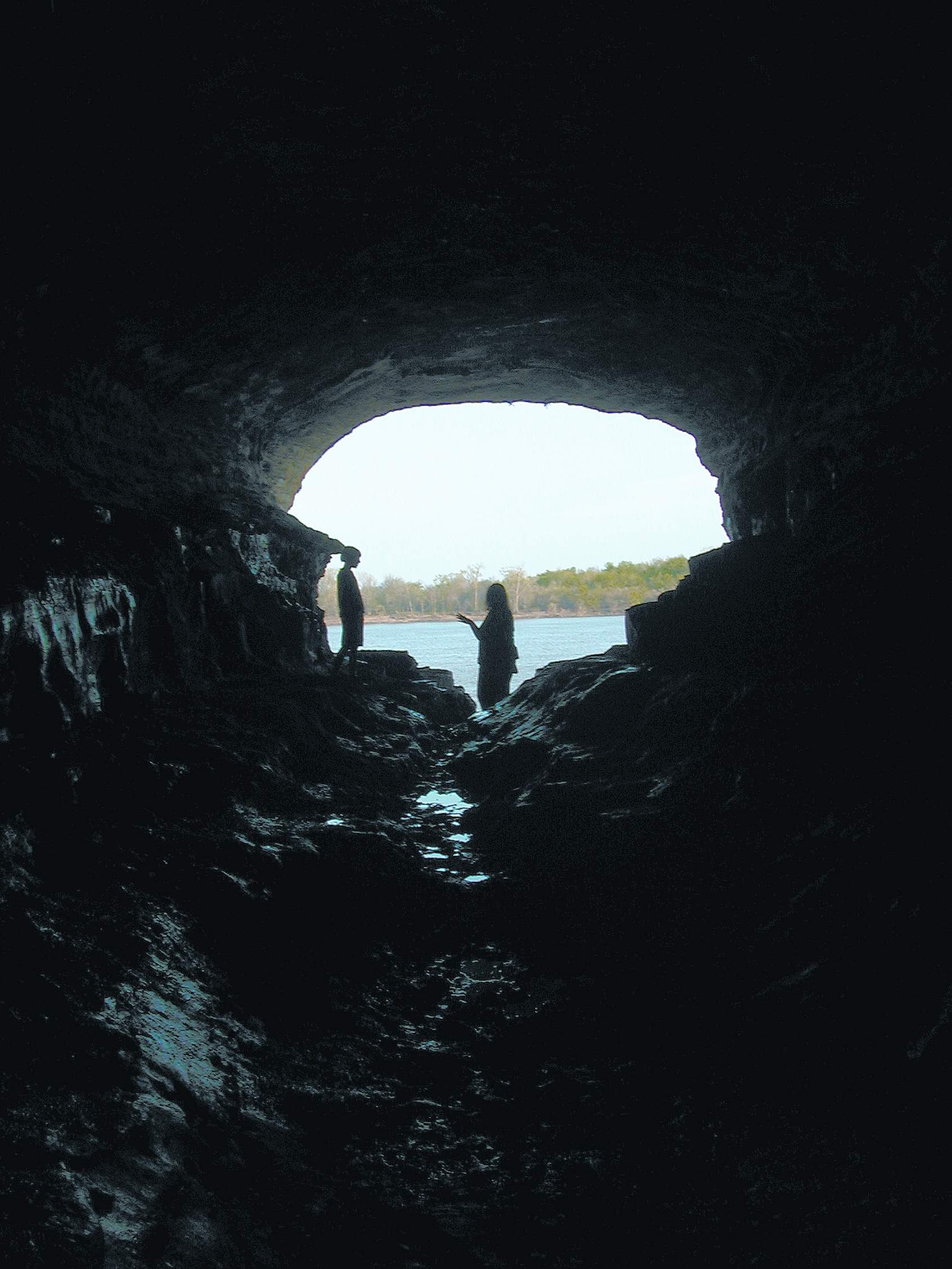 Guardando dall'interno di una grotta verso l'esterno