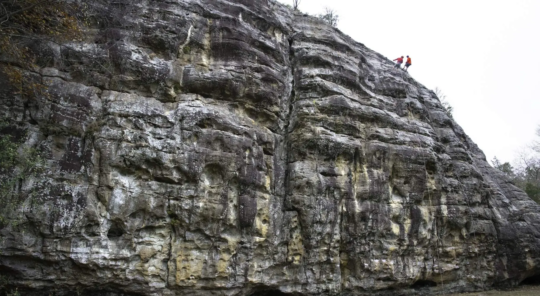 Persone che scalano il Giant City Bluff a Makanda