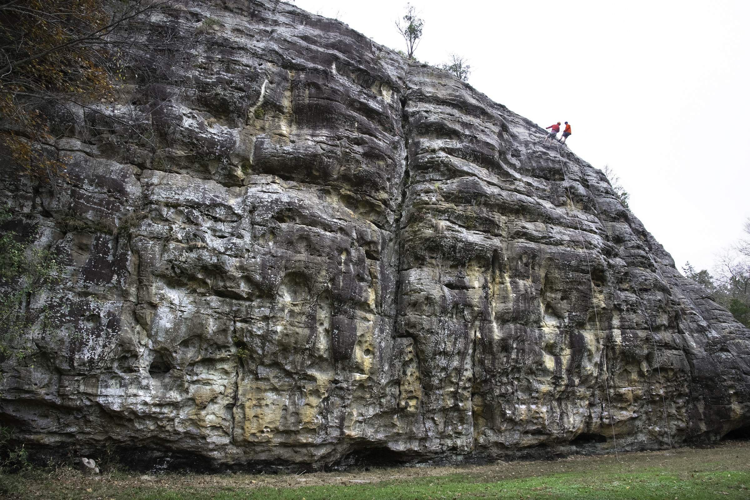 Persone che scalano il Giant City Bluff a Makanda