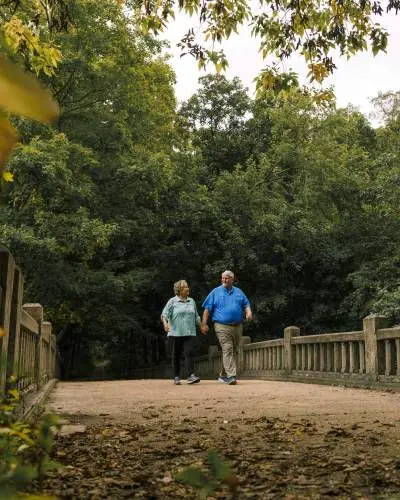 Una passeggiata di coppia nel Matthiessen State Park di Oglesby