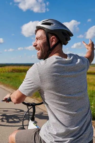 Una coppia in bicicletta su una strada rurale