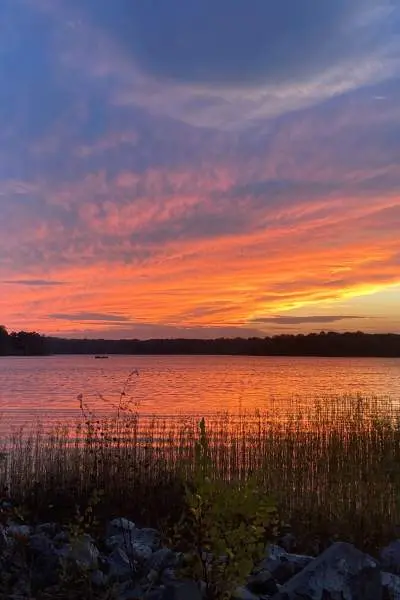 Tramonto su un lago